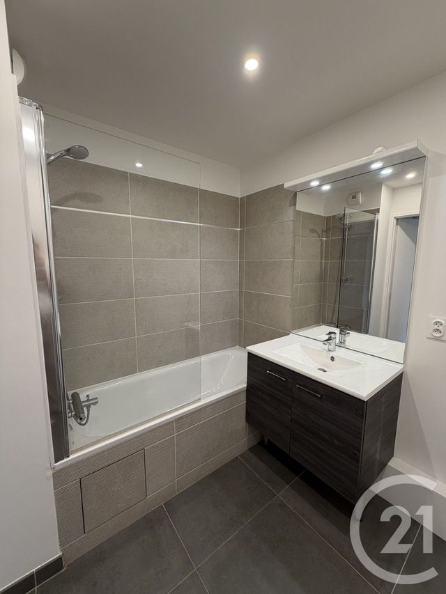 Appartement F2 à louer - 2 pièces - 55.6 m2 - VIGNEUX SUR SEINE - 91 - ILE-DE-FRANCE - Century 21 Optimmo